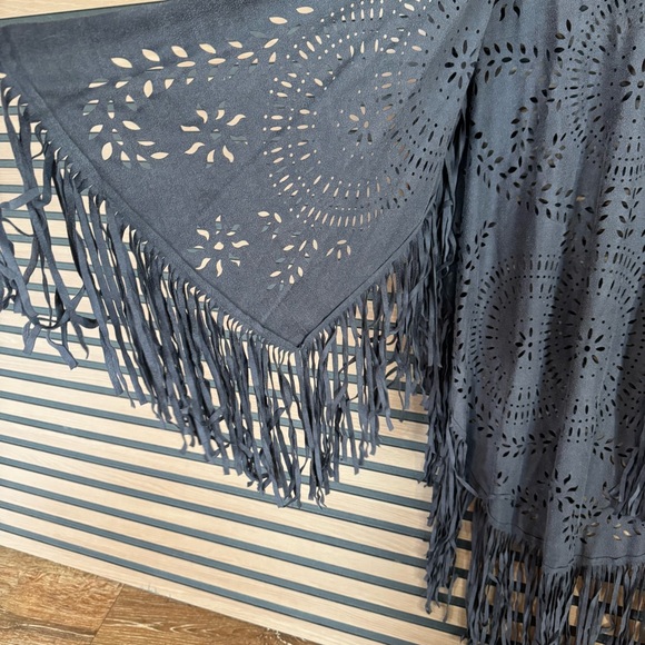 CHOiES Gray Laser-Cut Fringe Cardigan Shawl - Picture 2 of 7